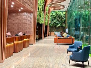 Ruang duduk di HARRIS Hotel & Conventions Gubeng