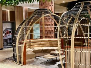 Ruang duduk di HARRIS Hotel & Conventions Gubeng