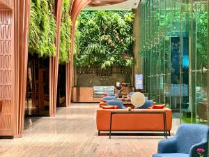 Ruang duduk di HARRIS Hotel & Conventions Gubeng