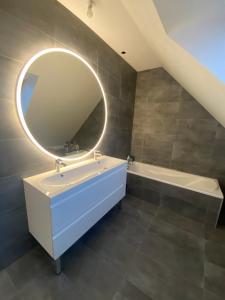 Kúpeľňa v ubytovaní Chambre chez Marjorie + 19 fotografií