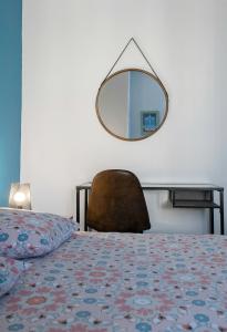 um quarto com uma cama e um espelho na parede em Le 482 - Grand Appartement design & Confort - 4 chambres em Vichy