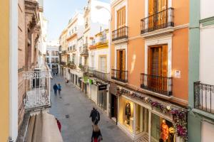 een straat in de stad Granada in nicaragua bij Locksmith Apartment -Wifi- Park Option in Sevilla