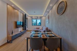 Μια τηλεόραση ή/και κέντρο ψυχαγωγίας στο Mount Inn La Boheme