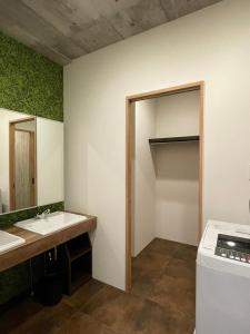 łazienka z umywalką i pralką w obiekcie WOLF PACK apartment 1002 w Osace