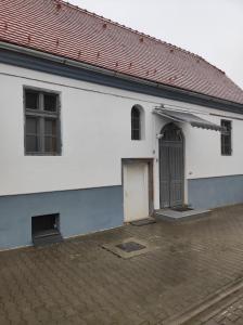 ein weißes Gebäude mit einer Seitentür in der Unterkunft Chostello Ecomis Rustik in Sibiu