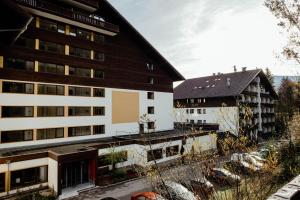 una vista aérea de un edificio en Apartment Keppler, en Bad Goisern