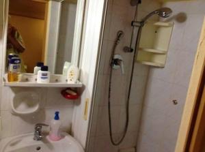 シラクーサにあるCavour Apartmentの小さなバスルーム(シャワー、シンク付)