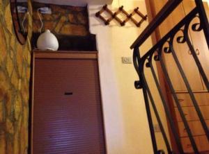 Una puerta en una habitación junto a una cama en Cavour Apartment, en Siracusa