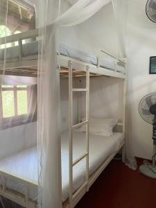 Tempat tidur susun dalam kamar di Guruge villa