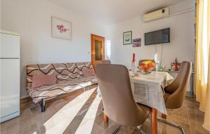 ein Wohnzimmer mit einem Tisch und einem Sofa in der Unterkunft Nice Apartment In Pakostane With Wifi in Pakoštane