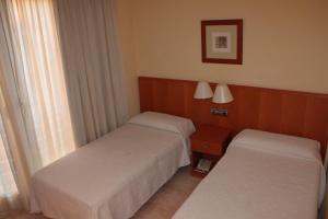 Posteľ alebo postele v izbe v ubytovaní Hotel del Port