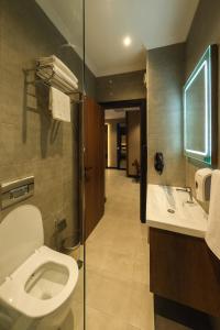 La salle de bains est pourvue de toilettes et d'un lavabo. dans l'établissement The Kailyn Hotels&Suites Ataşehir, à Istanbul