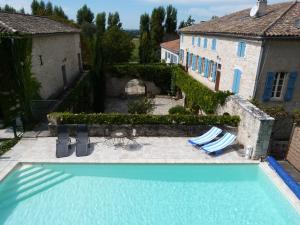 Bazén v ubytovaní Chambre d'hôtes LE FLACON DE LA VERROUILLE alebo v jeho blízkosti