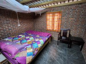 um quarto com uma cama e uma parede de tijolos em Yen homestay Ta Van em Sa Pả