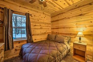 1 dormitorio con 1 cama en una cabaña de madera en Gaylord Cottage, Walk to Lake Otsego Beaches!, en Gaylord