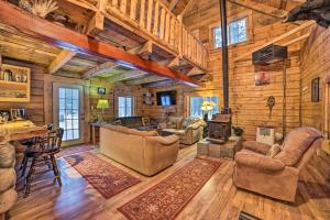 una sala de estar con muebles y chimenea en una cabaña de madera en Secluded Vanderbilt Cabin, 9 Mi to Treetops! en Vanderbilt