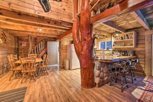 - une salle à manger avec une table et des chaises dans une cabine dans l'établissement Secluded Vanderbilt Cabin, 9 Mi to Treetops!, à Vanderbilt