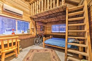 - une chambre avec des lits superposés dans une cabane en rondins dans l'établissement Secluded Vanderbilt Cabin, 9 Mi to Treetops!, à Vanderbilt