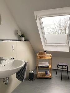 baño con lavabo y ventana en Landhof Lieg - Ferienwohnungen en Lieg