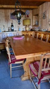 drewniany stół i krzesła w pokoju w obiekcie Baita Giggia sulle piste - Cavalese in Trentino Alto Adige cottage chalet w Calavese