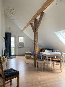 Lieg的住宿－Landhof Lieg，客厅配有桌子和沙发