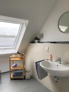 baño con lavabo y ventana en Landhof Lieg - Ferienwohnungen en Lieg