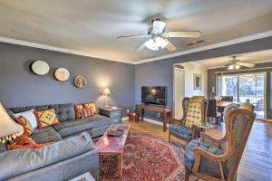 una sala de estar con un sofá y una mesa en Charming Palmer Family Home on 5 Acres!, en Palmer