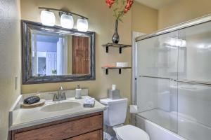 Un baño con lavabo, inodoro y ducha. en Charming Palmer Family Home on 5 Acres!, en Palmer 20 fotos más