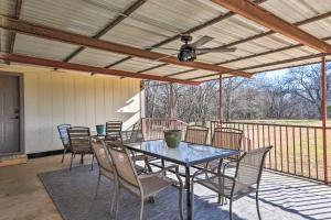 patio con mesa y sillas y ventilador de techo en Charming Palmer Family Home on 5 Acres!, en Palmer