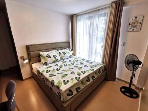 - une chambre avec un lit et une fenêtre avec un ventilateur dans l'établissement Private Resthouse with Cozy Pool and Nice View, à Antipolo