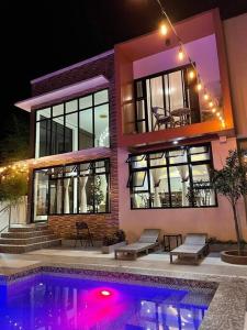 una casa con una piscina di fronte di Private Resthouse with Cozy Pool and Nice View ad Antipolo