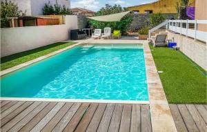 uma piscina num quintal com um deque de madeira em Nice Home In Saint-nazaire-daude With Heated Swimming Pool em Saint-Nazaire-dʼAude