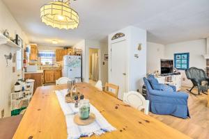 uma cozinha e sala de estar com uma grande mesa de madeira em Cozy Waterfront Cottage on Montsweag Bay! em Westport