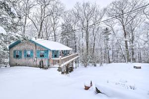 uma cabana na neve na floresta em Cozy Waterfront Cottage on Montsweag Bay! em Westport
