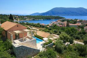 フィスカルドにあるFiscardo View Villasの町と湖の景色を望むヴィラ
