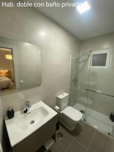 y baño con lavabo, aseo y ducha. en Casa Sergio en Madrid