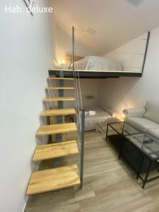 uma escada num quarto com um beliche em Casa Sergio em Madrid
