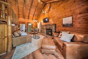 sala de estar con sofá y chimenea en Cambridge Springs Cabin Near French Creek!, en Cambridge Springs