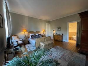 - une chambre avec un lit et un salon dans l'établissement Maison M on the Dordogne, à Sainte-Foy-la-Grande