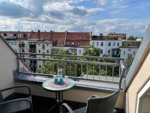 einen kleinen Tisch auf einem Balkon mit Stadtblick in der Unterkunft Loft mit 2 Terrassen - ruhig&sonnig in Leipzig