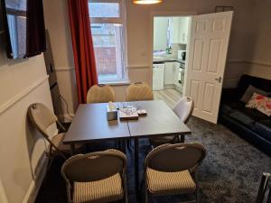 uma sala de jantar com mesa e cadeiras em Grange Villa Amethyst 3 Bed House near Chester le Street, sleeps 6 Guests em Chester-le-Street