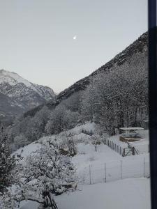 una cerca cubierta de nieve en una montaña en da Annette rifugio montano, en Villaretto