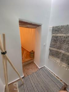 een kamer met een deuropening met een tapijt bij Riad Dar Marrakcha in Marrakesh