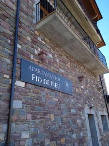 a sign on the side of a brick building at Apt Nuevos con caballos Fio de Neu Laspaules in Laspaúles
