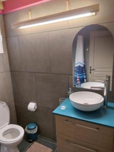 łazienka z białą umywalką i toaletą w obiekcie LA PLANTATION w mieście Saint-André
