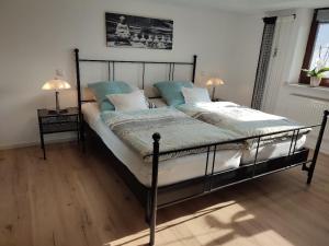 1 dormitorio con 1 cama grande con almohadas azules en Gästewohnung Mühlstein, en Hohenthann