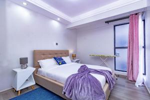 Lovely 2 bedroom Condo with stunning city views tesisinde bir odada yatak veya yataklar