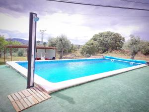 una piscina en medio de una casa en El Refugio de las Arribes, en Villarino de los Aires