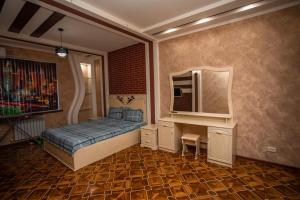 1 dormitorio con 1 cama y TV en una habitación en Favorite apartment en Samarcanda