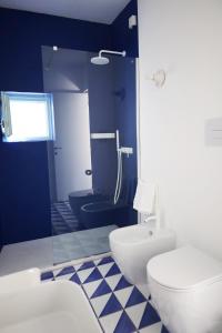 La salle de bains est pourvue de toilettes et d'une douche. dans l'établissement Art B&B, à Panarea